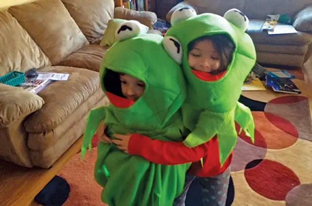 kids dressed as frogs