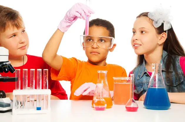 kids doing science experiment