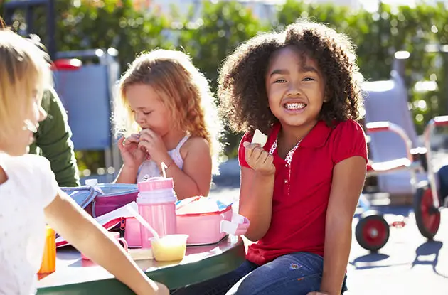 How Kids Can Socialize & Eat Lunch at School