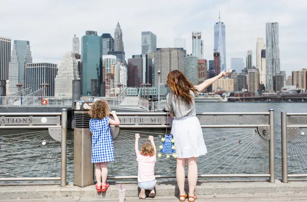 mother and daughters manhattan skyline