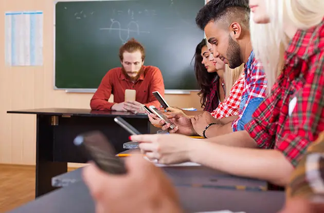 New Study Says Cellphones Are to Blame for Failing Grades