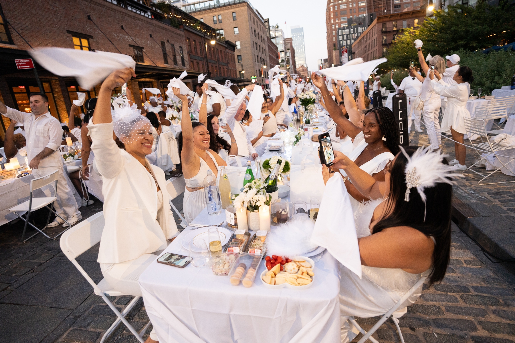 diner in blanc napkin wave