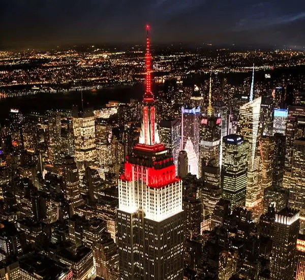 empire state building red lights night