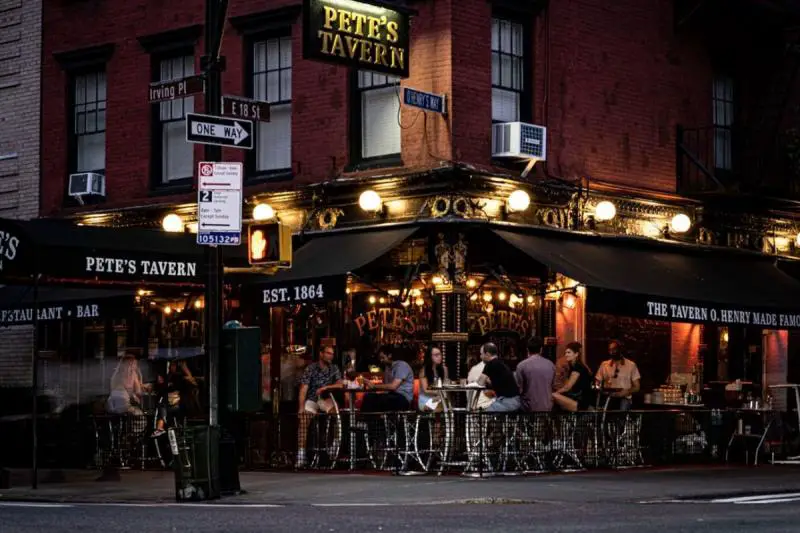 pete's tavern outdoor summer