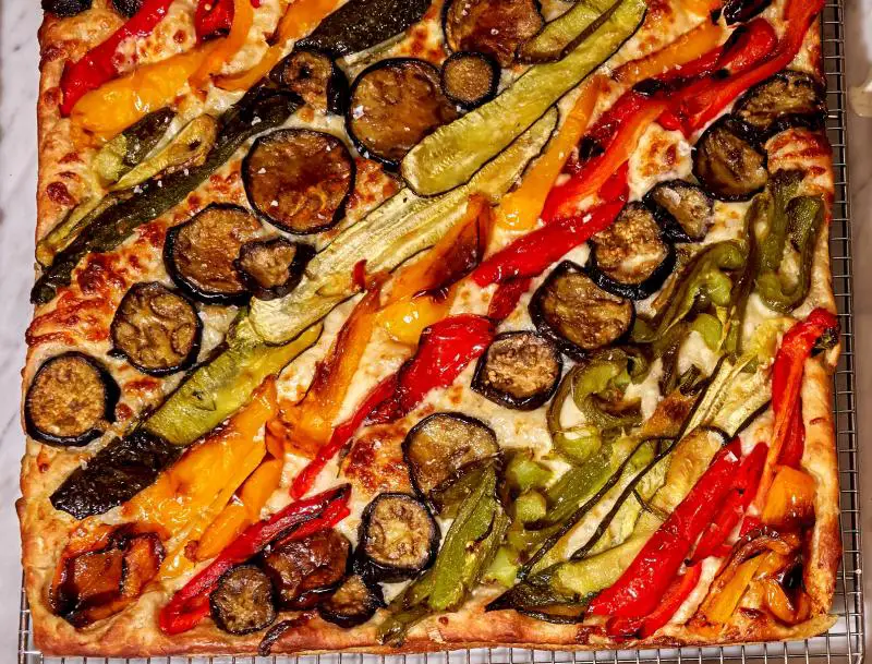 deli vegetable pizza