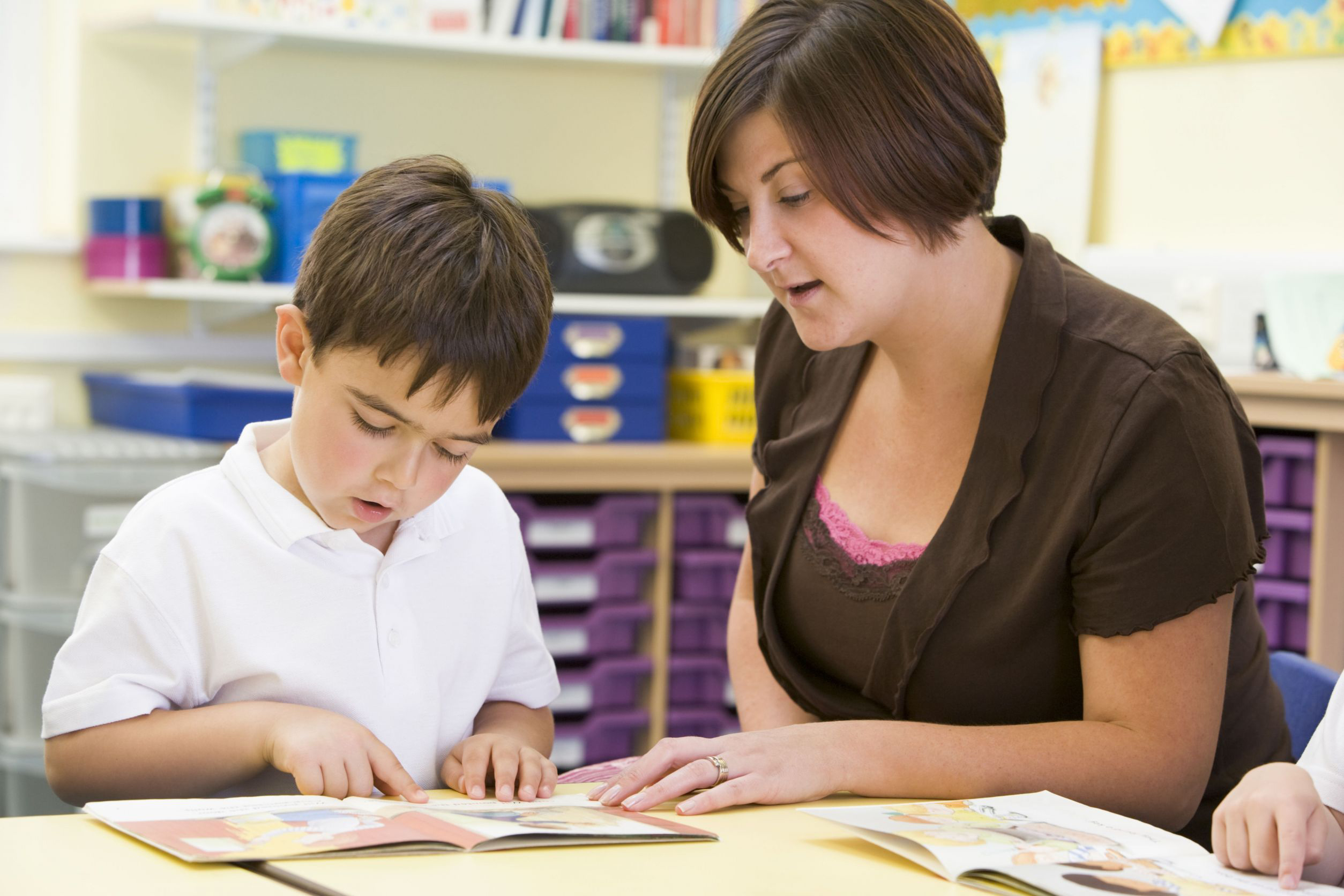 Мама учит читать. Учитель и дети. Учитель беседует с детьми. Беседа учителя с учеником. Учитель и ученик.