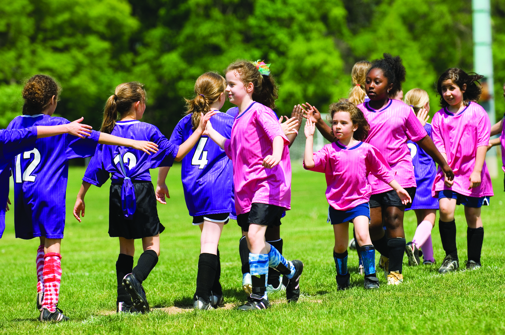 Children do sports. Футбол девочки. Футбольная секция для девочек. Футбольная команда девушек. Девочка играет в футбол.