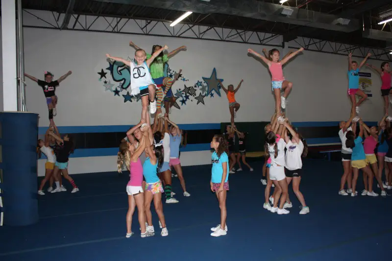 cheerleaders practice stunting