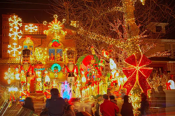 A Slice of Brooklyn Christmas Lights & Cannoli Tour